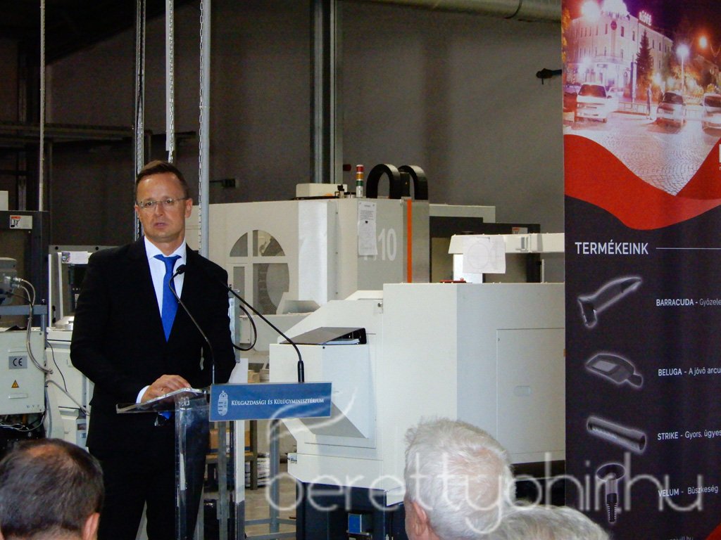 Szijjártó Péter látogatása a Mezei Vill-nél 32